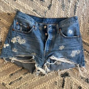 blue levi’s jean shorts